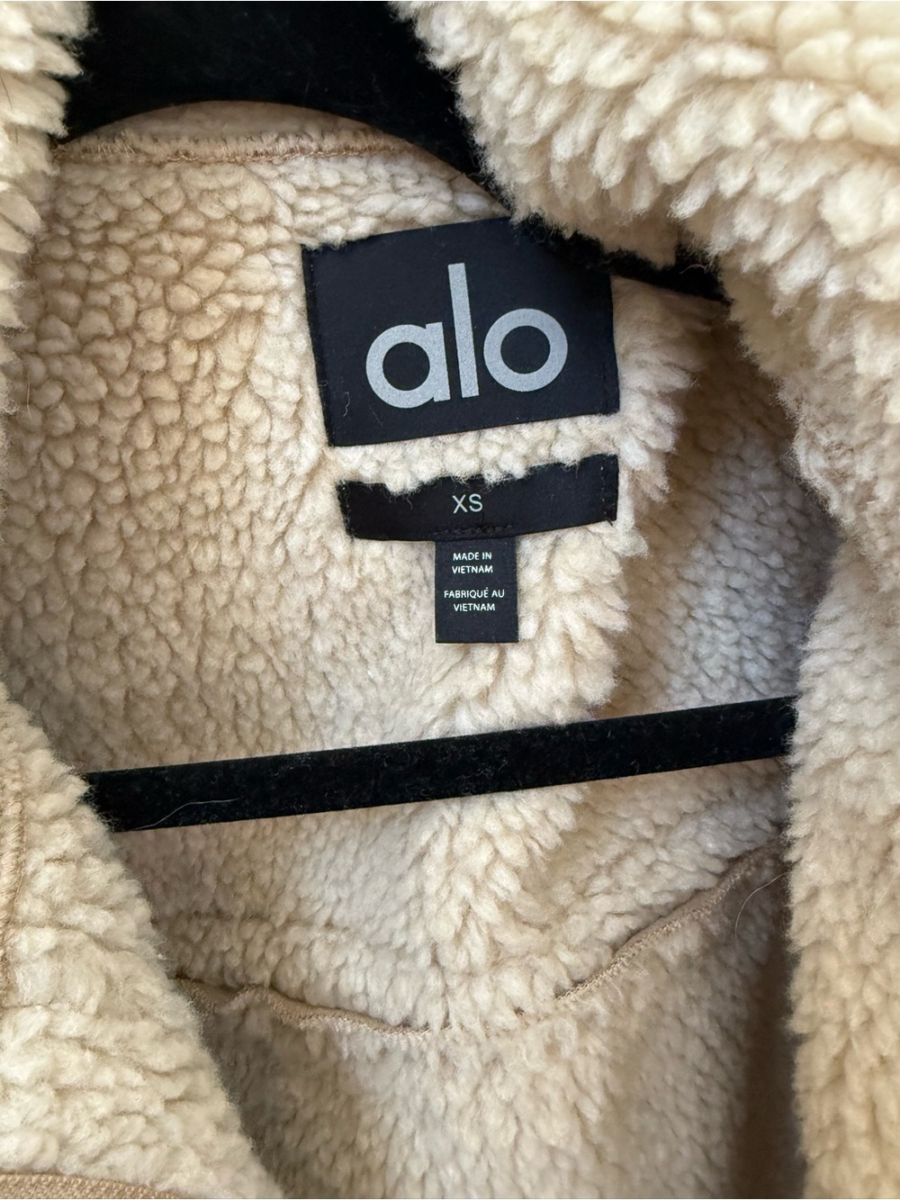 [AVAILABLE IN AUG.] alo Faux Shearling Snowfall Cropped Jacket - Picture 4 of 5